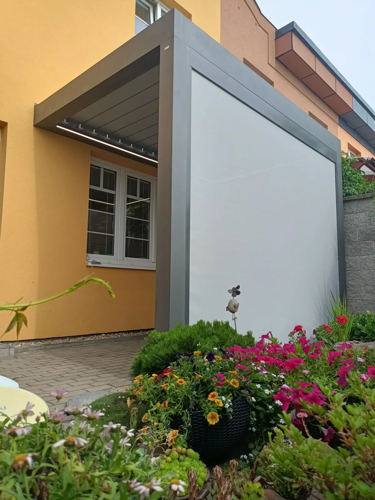 Pergola lamelová u domu s bočním stíněním