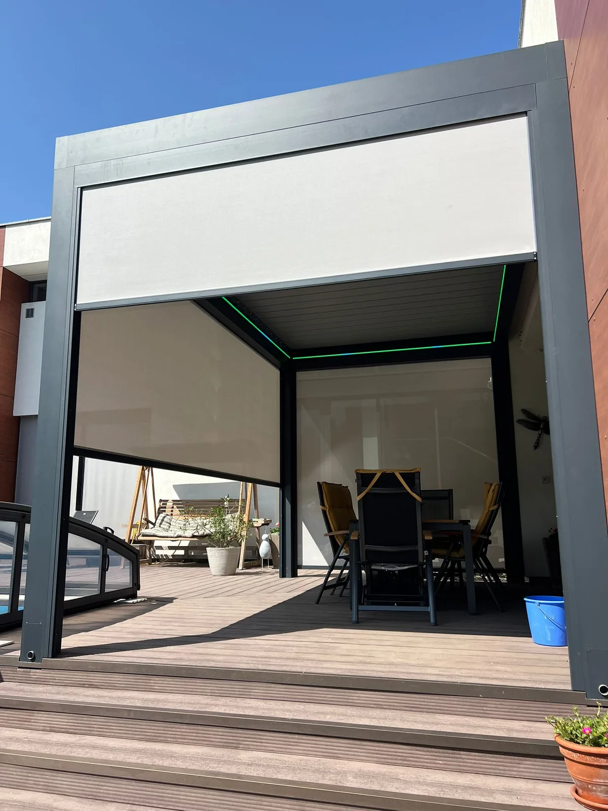 Pergola lamelová s LED osvětlením a roletami