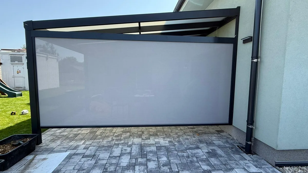 Pergola skleněná u domu s bočním screen