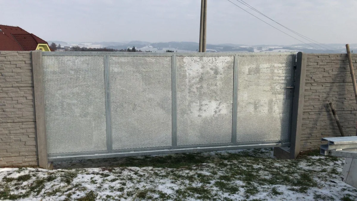 Posuvná brána z tahokovu