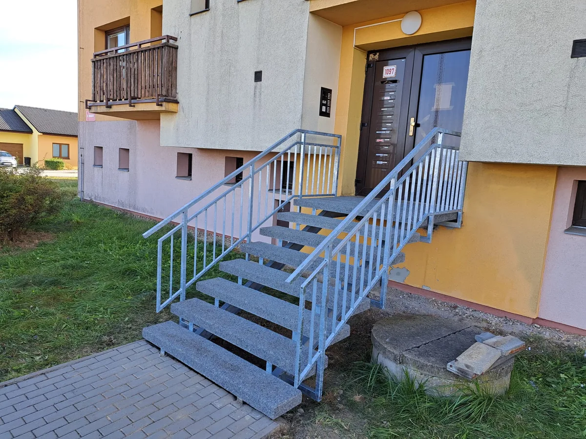 Kovové zábradlí na schodišti
