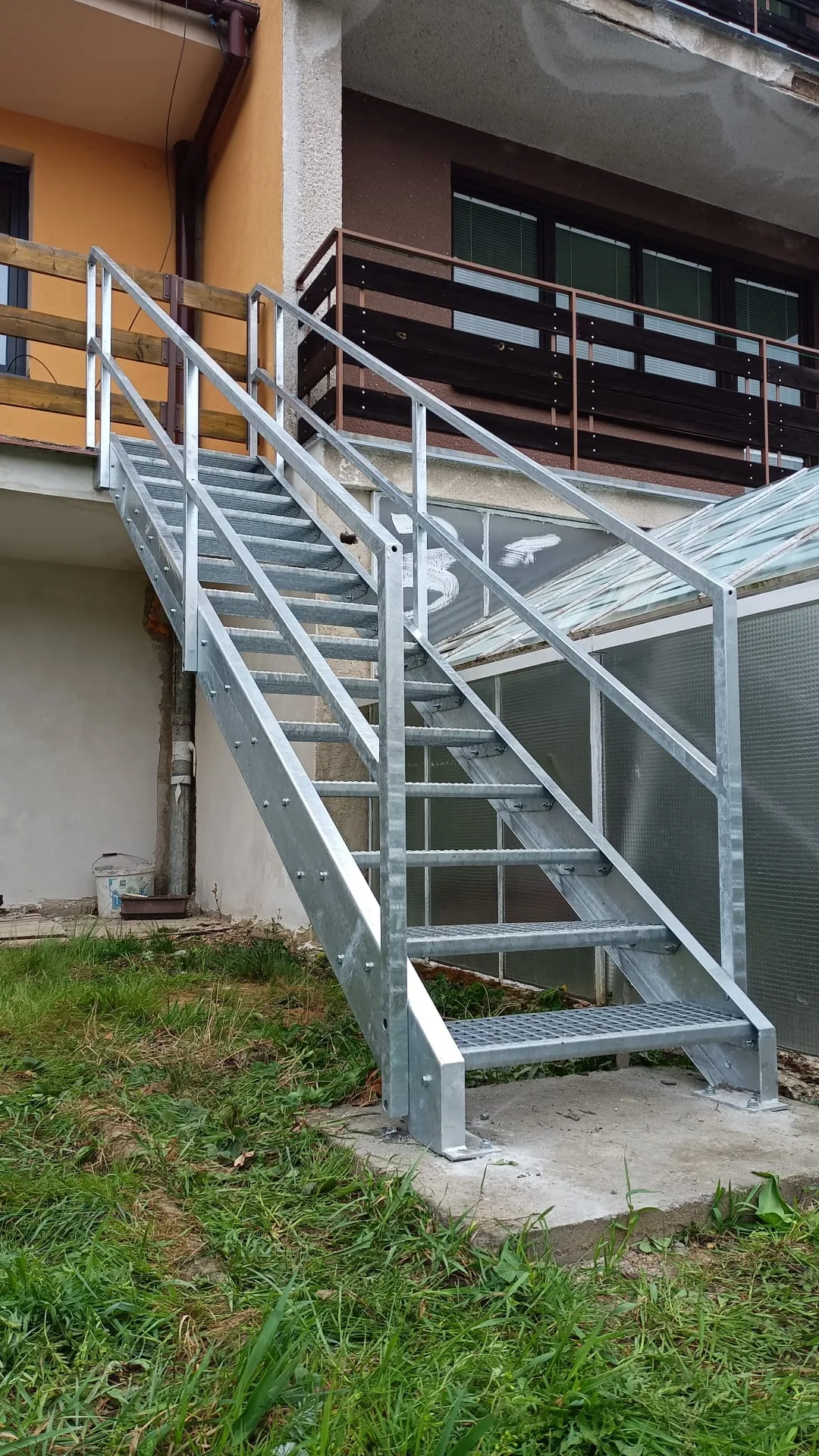Kovové venkovní schodiště s zábradlím