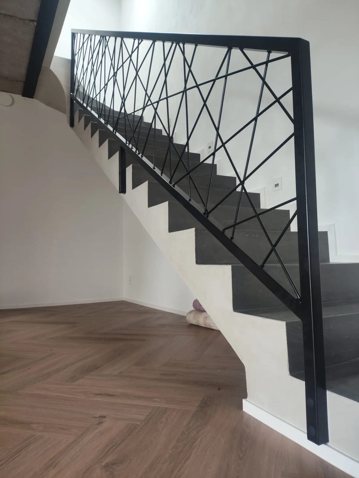 Designové geometrické zábradlí interiér