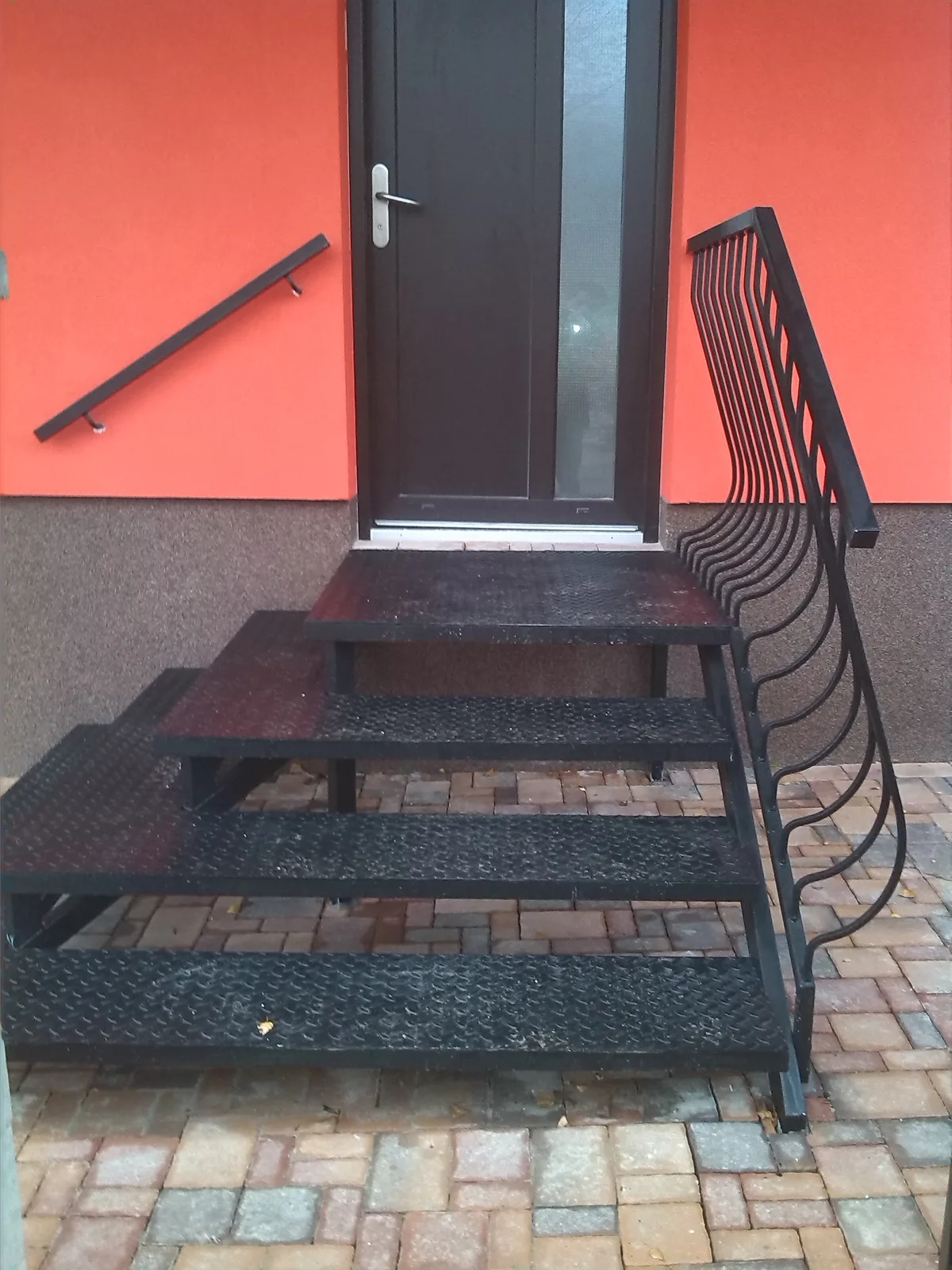 Kovové zábradlí na venkovních schodech