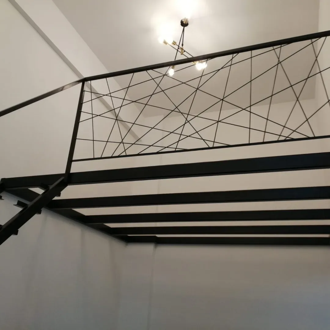 Geometrické zábradlí — pohled zdola